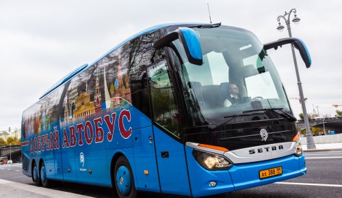«Добрый автобус» отвез активистов «Московского долголетия» из Зюзина в Троице-Сергиеву Лавру на экскурсию
