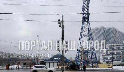 Дорожный знак и светофор на Балаклавском проспекте вернули в нормативное положение