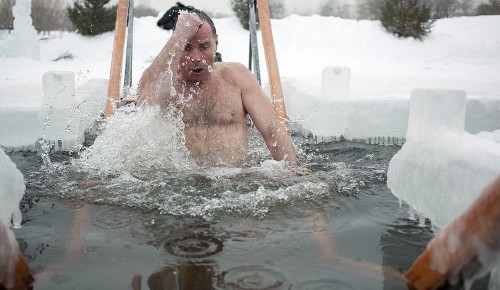 Москвичам рассказали, как сделать купание в проруби полезным и безопасным 