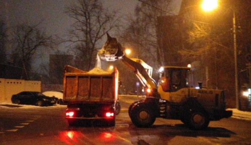 Порядка двух тысяч кубометров снега вывезли из Зюзина на снегоплавильные пункты
