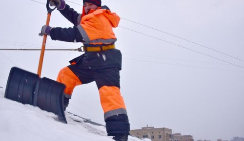Десять бригад кровельщиков ГБУ «Жилищник района Зюзино» в усиленном режиме устраняют последствия снегопада