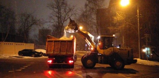 Порядка двух тысяч кубометров снега вывезли из Зюзина на снегоплавильные пункты