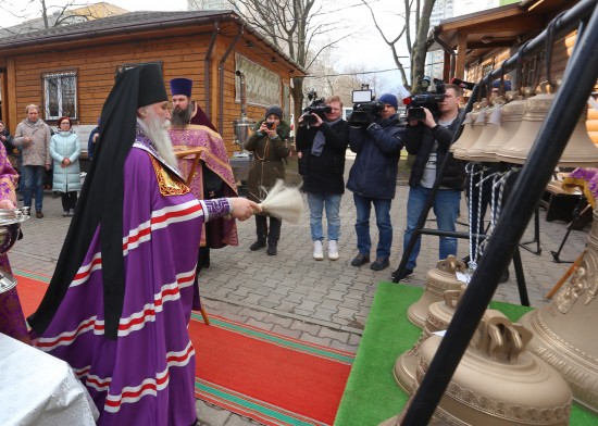 В Зюзине освятили колокола храма священномученика Ермогена