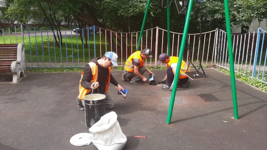 Жилищник района Зюзино приступил к ремонту детских и спортивных площадок