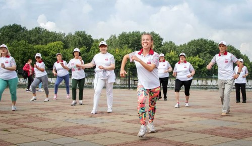 Проект “Московское долголетие” возобновил занятия на свежем воздухе в районе Зюзино 
