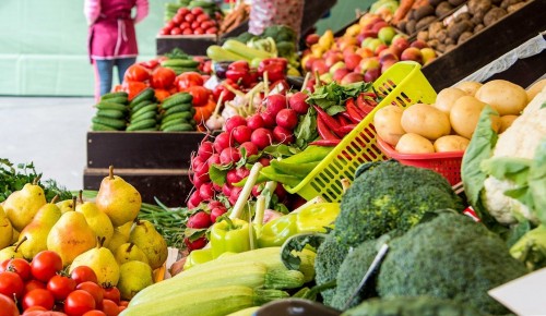 Эксперты советуют не покупать продукты в местах несанкционированной торговли 