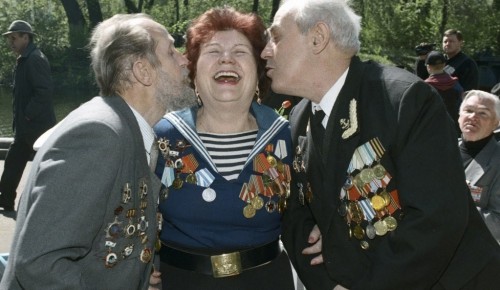 Дворец «Севастополец» поздравил Галину Анисимову с Днем морской пехоты 