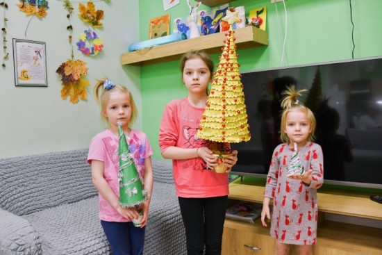 Центр “Каховские ромашки” устроил «Парад елок» для бабушек и дедушек