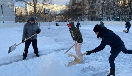 Молодые парламентарии вышли на очистку снега 