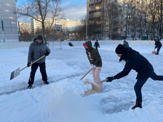 Молодые парламентарии вышли на очистку снега 