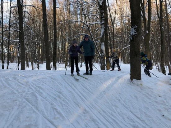 С "Ратмиром" "на спорте": юные жители района Зюзино научились кататься на лыжах. Фоторепортаж 