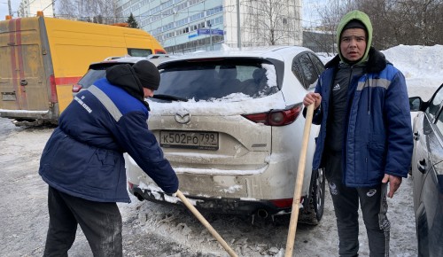 Ясенево: снег в районе убирают в круглосуточном режиме