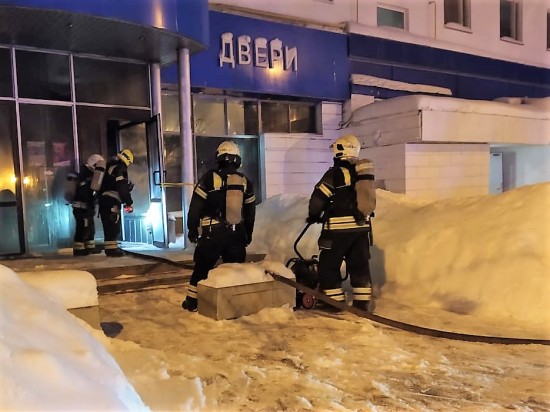 13 человек спасли при пожаре на Севастопольском проспекте