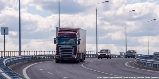 Собянин: ограничения транзита грузовиков по МКАД себя полностью оправдало