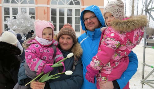 В Воронцовском парке женщинам дарили тюльпаны и фотографии на память