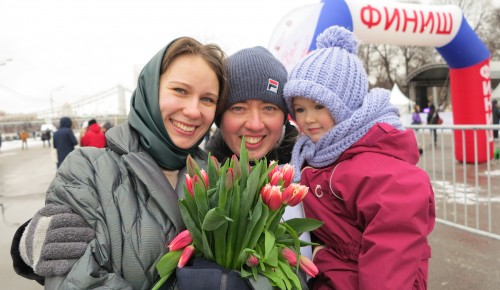 Жители ЮЗАО отметили Международный женский день 8 Марта в Парке Горького