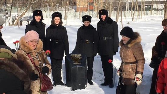 В районе возложили цветы к памятнику защитникам неба Москвы