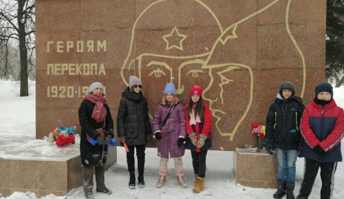 Подростки из Котловки привели в порядок памятник Героям Перекопа