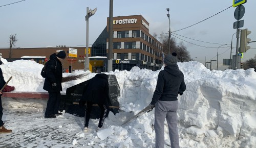 Активисты из Котловки расчистили дорогу к памятнику водителям-труженикам