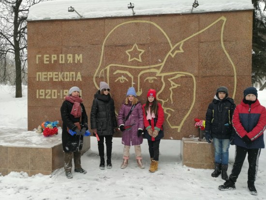Подростки из Котловки привели в порядок памятник Героям Перекопа
