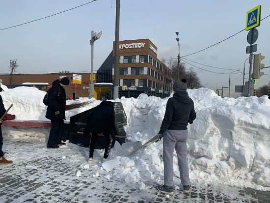 Активисты из Котловки расчистили дорогу к памятнику водителям-труженикам