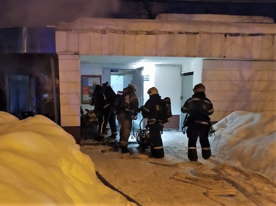 На Севастопольском проспекте пожарные спасли 13 человек, включая детей и бабушку-инвалида 
