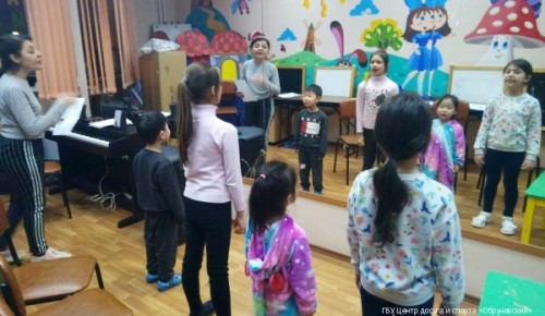 Жители младшего поколения осваивают вокальные навыки в центре «Обручевский»