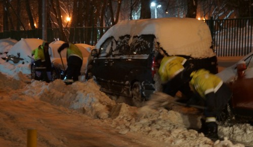 Специалисты ЖКХ в Обручевском районе борются с последствиями снегопадов