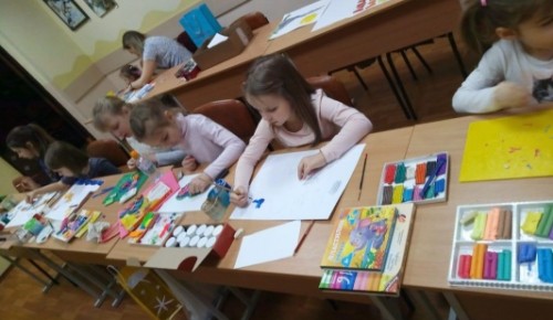 В студиях изобразительного искусства при центре «Обручевский» учились смешивать цвета и приемам рисования пластилином
