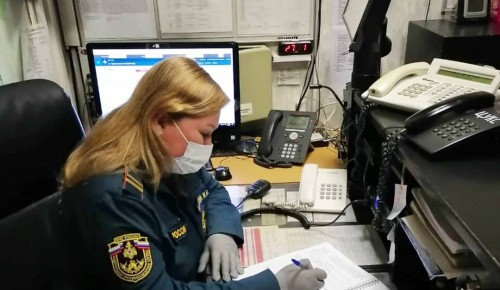 Спасатели помогли жителям дома на Балаклавском проспекте выбраться из задымленной квартиры