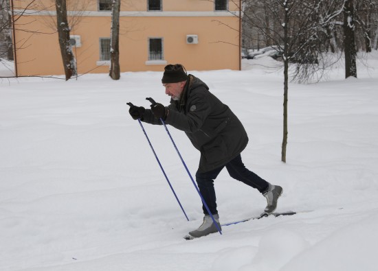 Бесплатные занятия по скандинавской ходьбе проходят в Воронцовском парке