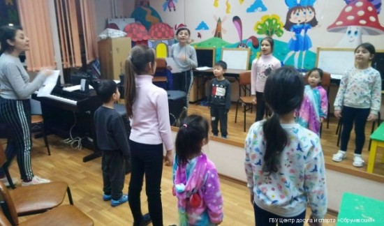 Жители младшего поколения осваивают вокальные навыки в центре «Обручевский»