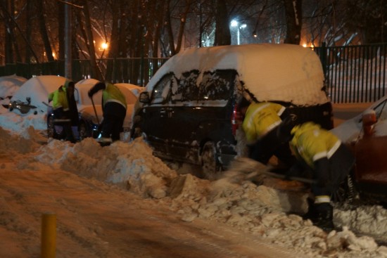 Специалисты ЖКХ в Обручевском районе борются с последствиями снегопадов