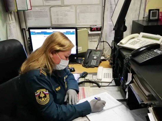 Спасатели помогли жителям дома на Балаклавском проспекте выбраться из задымленной квартиры
