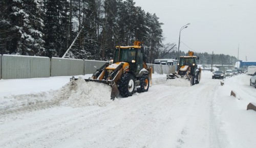 В Теплом Стане коммунальщики за сутки вывезли около 1200 кубометров снега