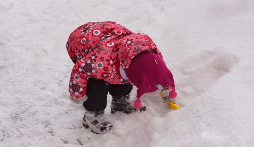 На детской площадке на Знаменских Садках сотрудники «Жилищника» обустроили горку для детей