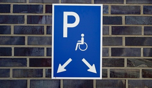 На парковке установили знаки для инвалидов
