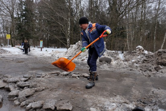 15 погрузчиков и 5 самосвалов вывели на уборку снега в районе Ясенево