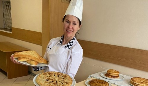 Учитель английского языка в Котловке стала лучшей по готовке осетинских пирогов