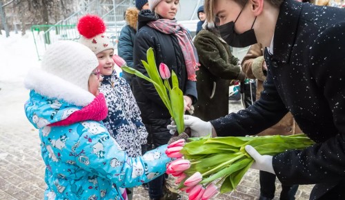 В Воронцовском парке посетительницам дарили тюльпаны