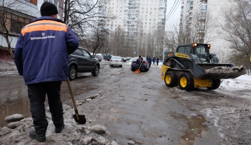 В районе Ясенево работники «Жилищника» устраняют последствия гололёда 