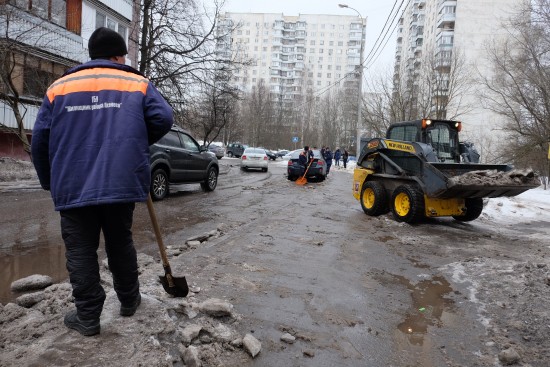 В районе Ясенево работники «Жилищника» устраняют последствия гололёда 