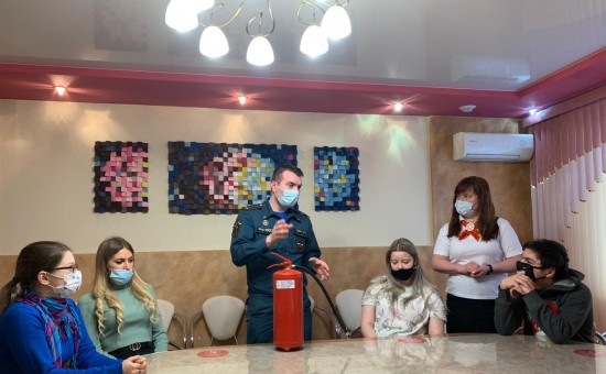Подростки клуба «Start» из Бутова задумались о работе спасателя после встречи с сотрудником МЧС