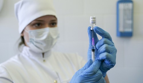 Прививку от COVID-19 сделали около миллиона москвичей