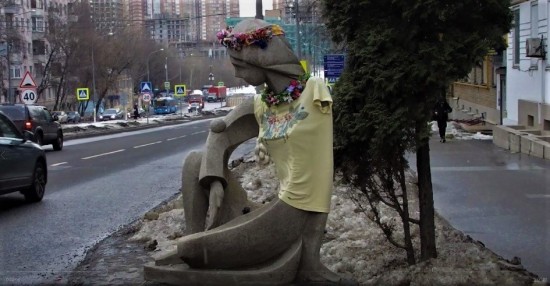 Жители Академического района могут нарядить  статую возле  галереи «Нагорная»