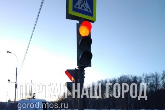 Светофор на улице Поляны привели в порядок после обращения на «Наш город»