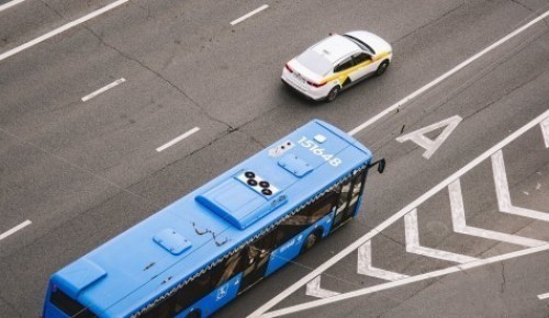 Автобусы четырех маршрутов едут в объезд участок улицы Каховка по временной дороге из-за ремонтных работ