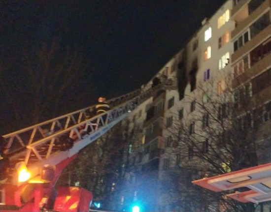 Сотрудники МЧС во время пожара спасли пять человек