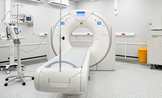 Современным медицинским оборудованием оснащают московские онкологические центры
