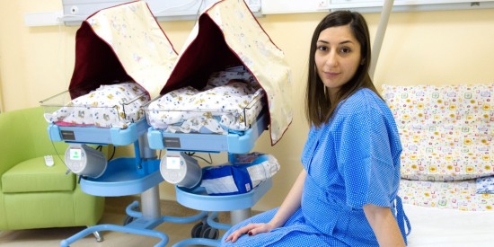 В Мосгордуме предложили класть светоотражающие стикеры в подарочные наборы для новорожденных